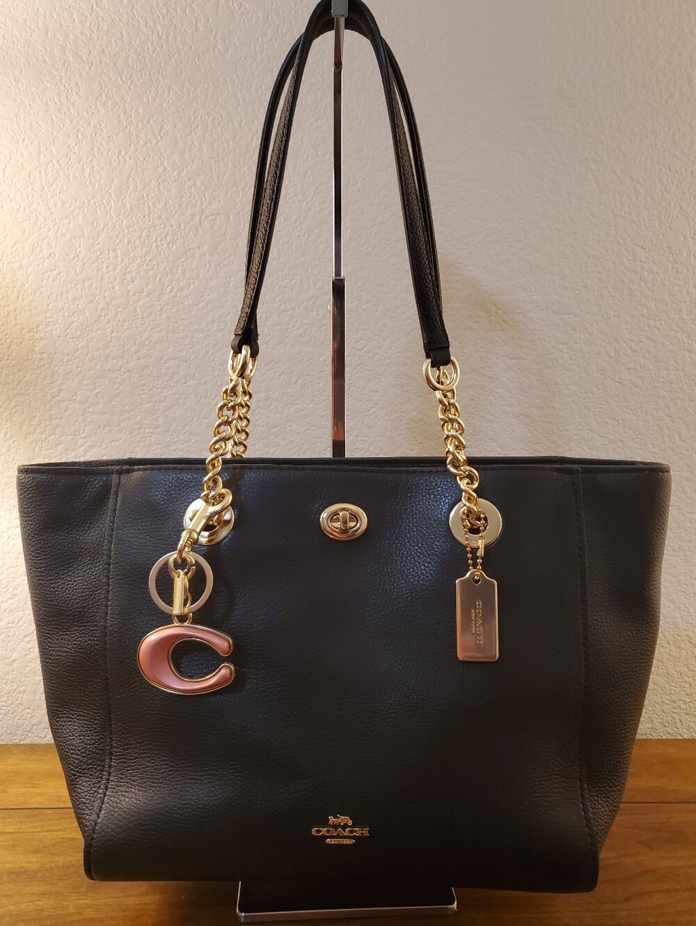 COACH TURNLOCK CHAIN TOTE IN EXCELLENT GENTLY USED CONDITION!!